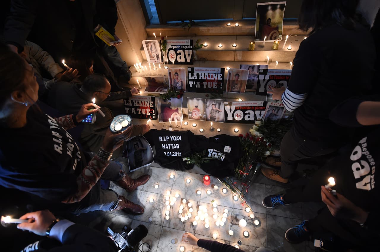 Un grupo conmemora a las víctimas de los ataques en Túnez