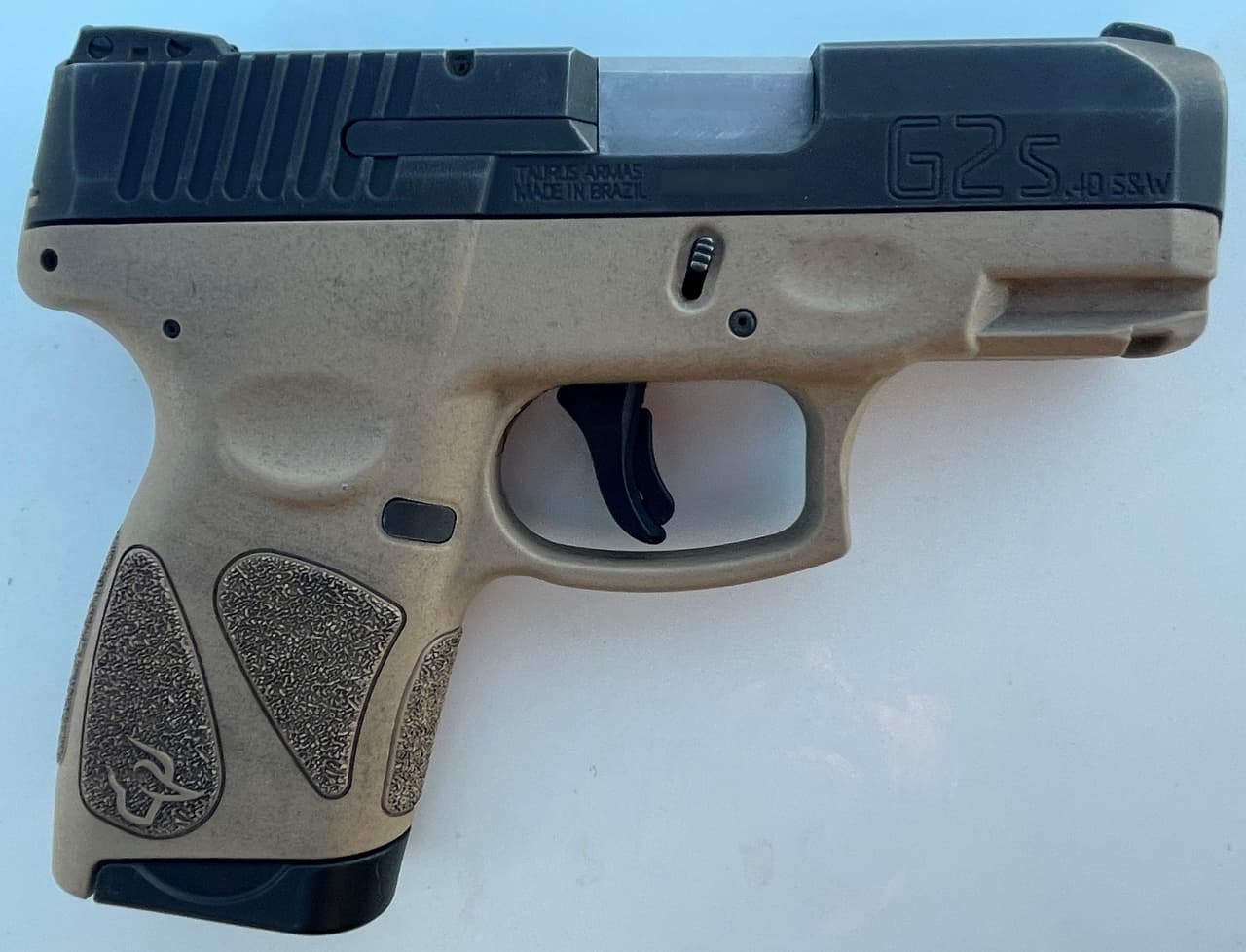 En 36 horas, los agentes de la Patrulla Fronteriza de las estaciones Brian A. Terry, Casa Grande y Douglas se encontraron con contrabandistas armados. Las armas de fuego las llevaba una persona o estaban dentro del vehículo. Un total de nueve ciudadanos estadounidenses y 20 migrantes fueron arrestados. Esta es una de las armas incautadas.