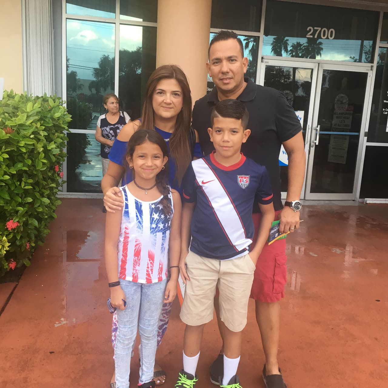 La familia Velez vota unida en Doral, Florida.