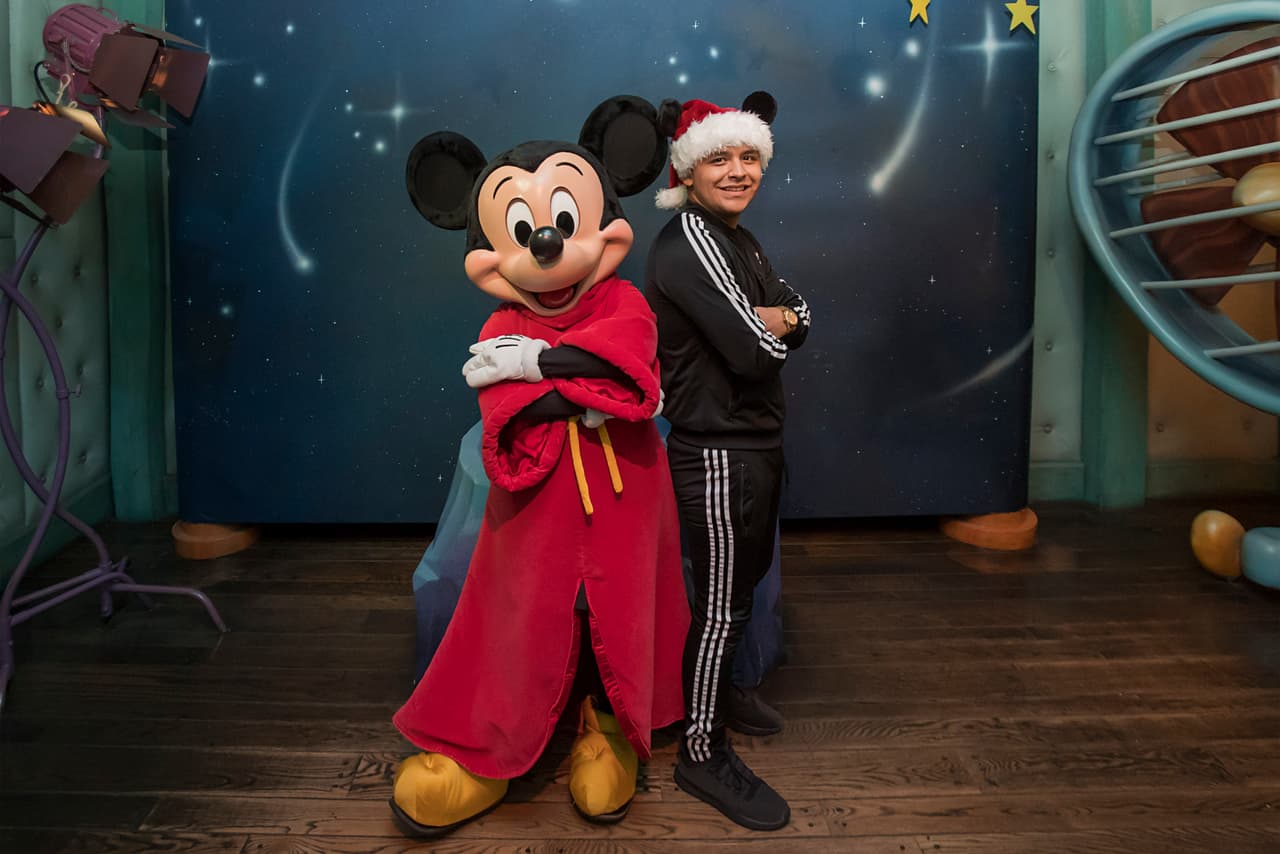 Luego de un intenso año Christian Nodal se dio un merecido descanso y cumplió su sueño de visitar Disneylandia y saludar a su ídolo, Mickey Mouse.