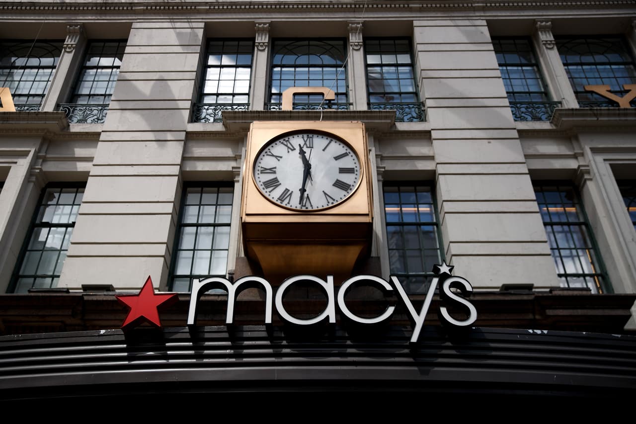 <b>Macy’s</b>: en 2017 cerraron 70 tiendas físicas, de lo que fue en algún momento el almacén de moda para comprar ropa y artículos de hogar. Tienen previsto seguir cerrando establecimientos. 
<br>