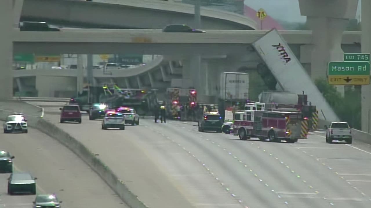 Camión de 18 ruedas termina colgando de un puente en el área de Houston: tenemos las imágenes