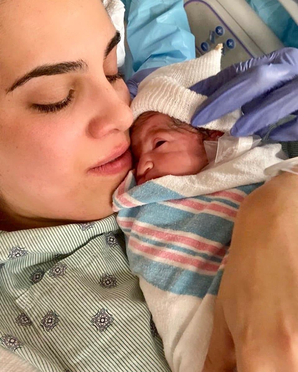 Andrea Chediak esperaba a su hijo para el mes de diciembre, sin embargo la vida la sorprendió y
<a href="https://www.univision.com/shows/despierta-america/ya-nacio-el-bebito-de-andrea-chediak-y-esta-es-la-primera-foto-de-diego-con-su-mama-fotos" target="_blank">Diego Alejandro nació el pasado 10 de octubre</a>, a las 31 semanas de gestación.