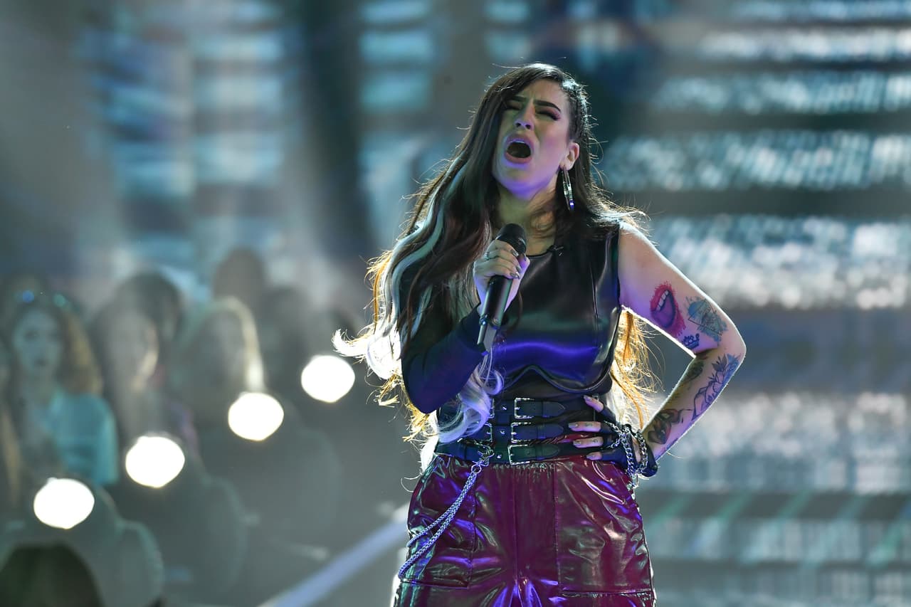 A continuación, apareció en escena
<a href="https://www.univision.com/shows/reina-de-la-cancion/era-para-ti-joss-giselle-amelunge-dedica-su-intepretacion-de-dangerous-woman-al-juez-de-reina-de-la-cancion-video" target="_blank">Giselle Amelunge, quien cantó 'Dangerous woman'</a>, el tema de 2016 que le dio a Ariana Grande una nominación a los Premios Grammy.