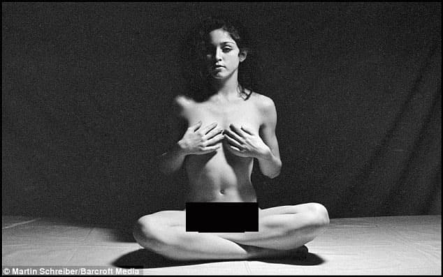 Para ganarse la vida, hacía sesiones fotográficas donde experimentaba con artistas.