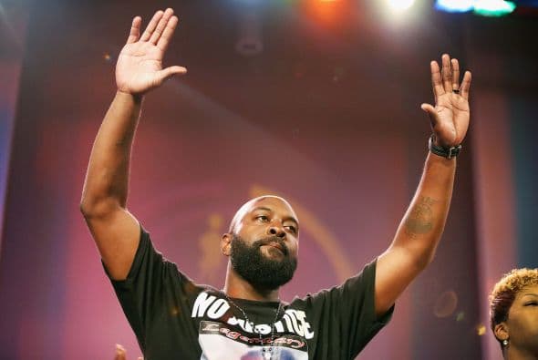 El padre de Michael Brown con las manos en alto, en señal de rendición, como dicen algunos testigos que murió Brown.