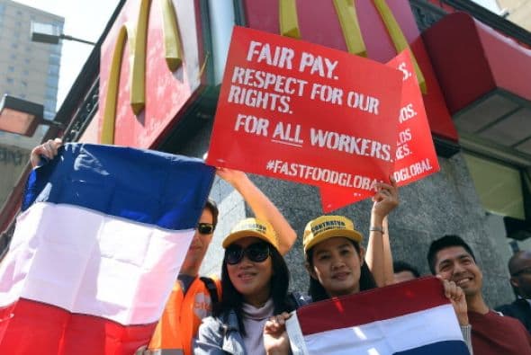 Las protestas de los trabajadores del sector de comida rápida en Estados Unidos y su demanda de un salario de $15 la hora ya tienen alcance y repercusión global.