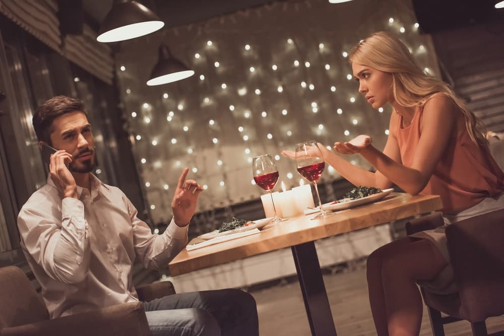 <b><u>No prestar atención, no escuchar, e interrumpir con algo fuera de la conversación</u></b>
<br>No hay nada peor que estar en el medio de una plática, una persona está contando algo, relatando una situación, explicando lo que le sucedió o lo que puede suceder y en vez de prestarle atención en un momento determinado dices otra cosa, o te diriges a otra persona para indicarle algo ajeno a la conversación.