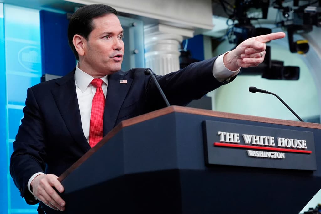 Unas horas después el Secretario de Estado viajó a Washington 
<a href="https://www.univision.com/local/miami-wltv/marco-rubio-secretario-estado-cuba-casa-blanca" target="_blank">para una inusual rueda de prensa en la que habló de Irán, pero en la que le preguntaron sobre Cuba</a>.