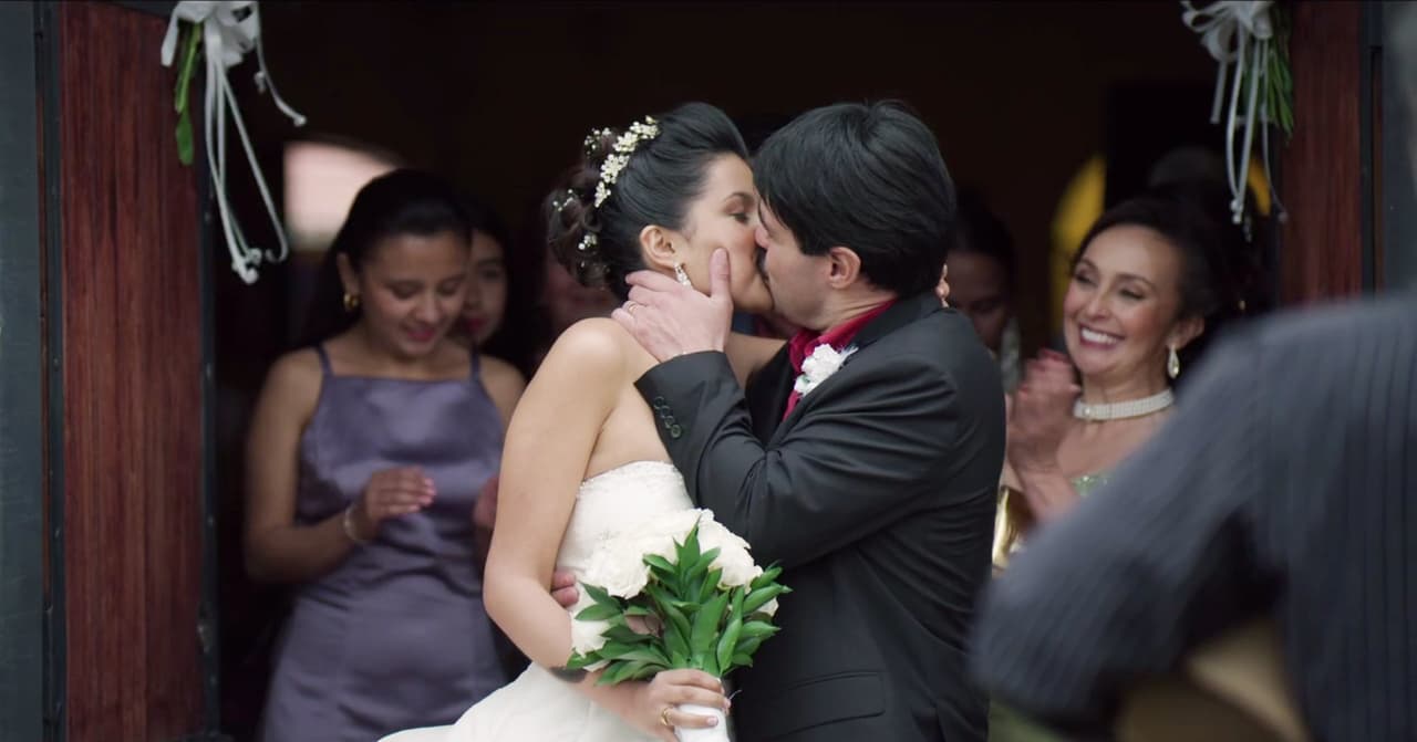 Con música de banda de fondo y rodeados de muchos invitados, 'El Chapo' y Elba se besaron ya como marido y mujer.