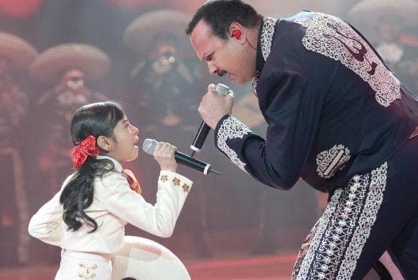 Junto a Magaby, Pepe Aguilar cantó una de las canciones más populares de México, 'Costumbres'.
