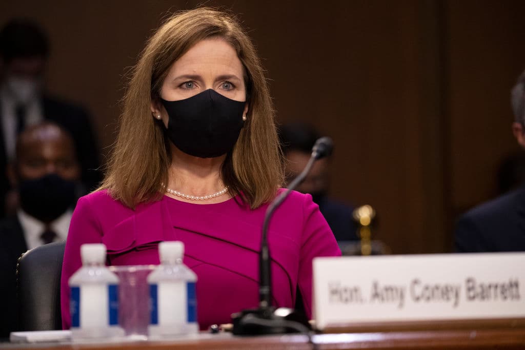 La jueza Amy Barrett escucha la audiencia de su confirmación para magistrado de la Corte Suprema en el Comité Judicial del Senado.