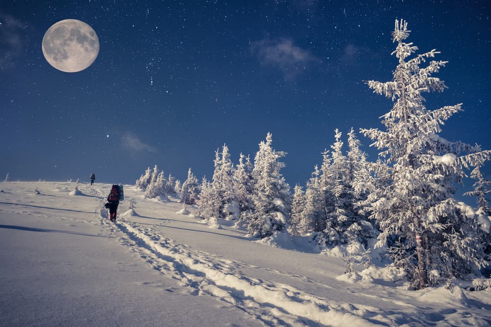 Debido a que en este mes la mayoría de los países del hemisferio norte están bajo nieve los nativos americanos llamaron a esta superluna “la luna de nieve” e inclusive, como muchas cosechas se perdían y se complicaba la caza, “la luna del hambre”.