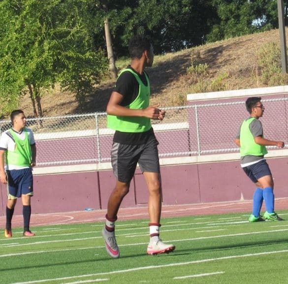 El padre de Abel lo apoya incondicionalmente, pues quiere ver en su hijo los sueños que él a su edad no pudo realizar.