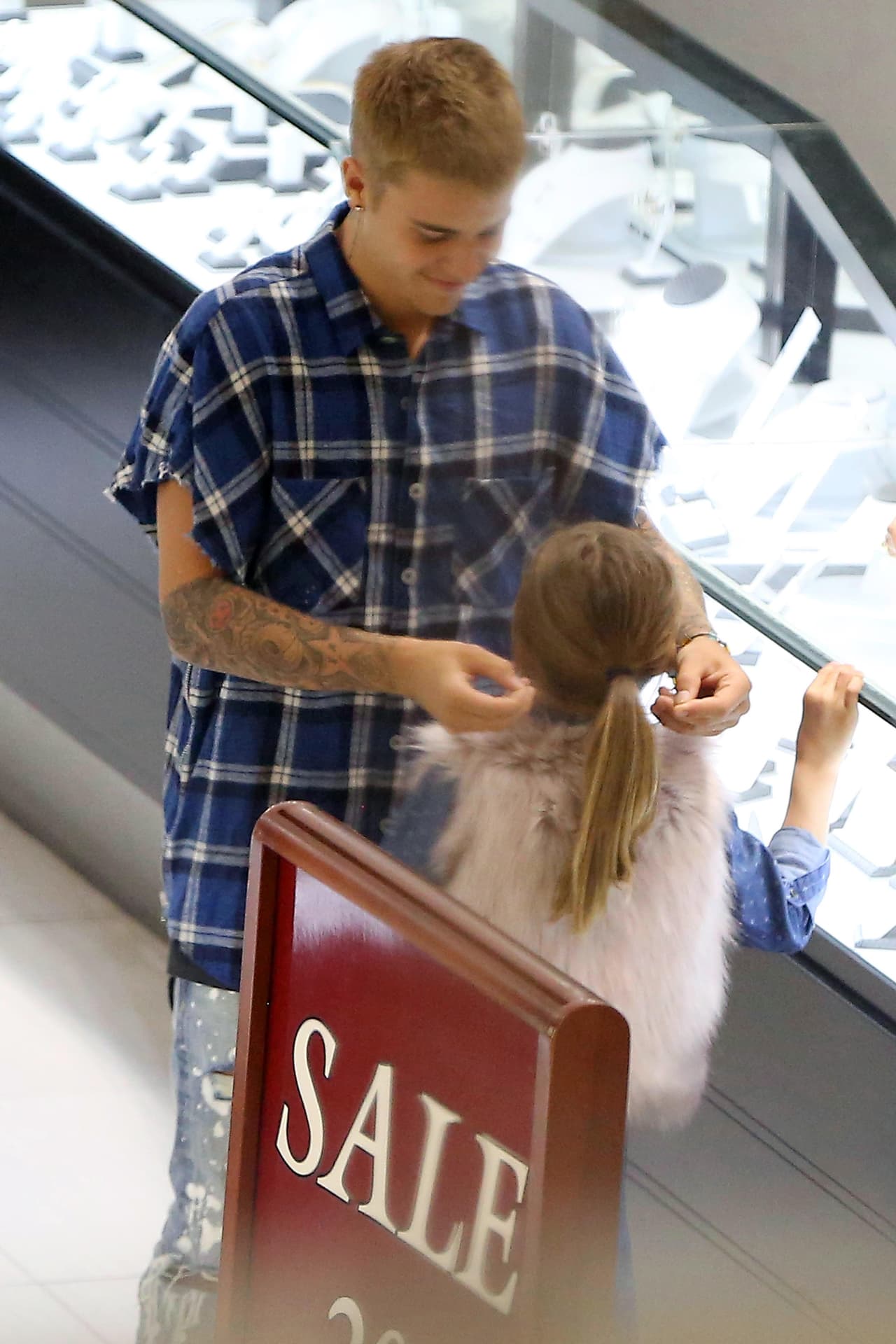 Además él sabe lo que a una chica le gusta, desde la más peques ya saben que las joyas son lo que más hace sonreir a las mujeres.