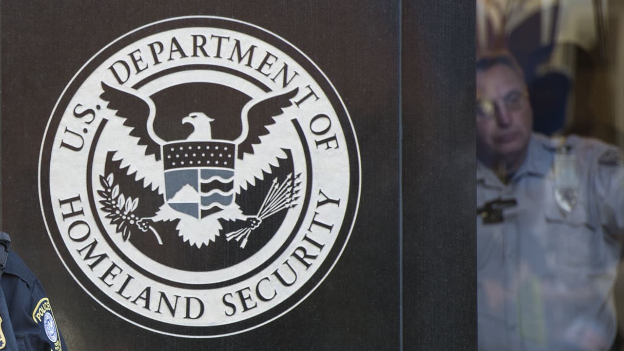 Estos son los beneficios públicos que Trump no quiere que usen los inmigrantes legales