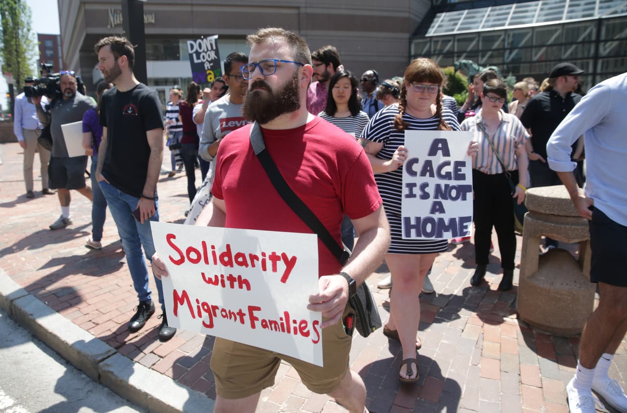 "No importa qué tan fuerte se sienta alguno de nosotros sobre un problema, es importante tener en cuenta que no todos los empleados o clientes están de acuerdo", agrega la supuesta respuesta de la empresa. Mientras, en otro letrero de la protesta se lee: “Solidaridad con las familias migrantes”.
