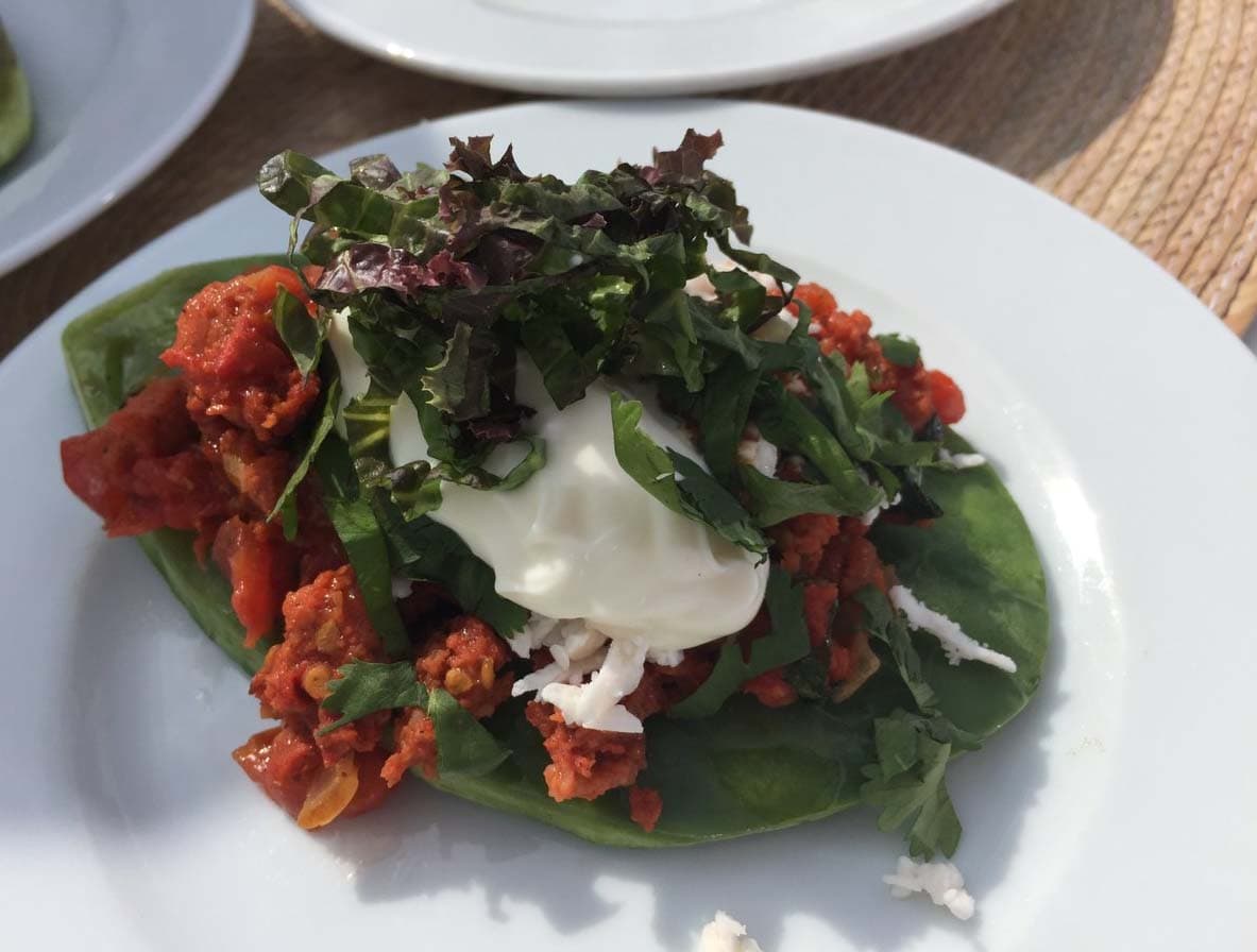 ¿Así o más apetitoso? Los sopes de nopal con chorizo son una versión baja en calorías de la típica receta mexicana.