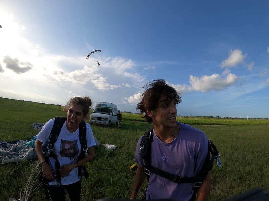 Ambos llegaron al suelo felices por la inolvidable experiencia. Sin duda un momento que ni La Flaca ni sus hijos olvidarán jamás y aquí lo recordaremos como un adrenalínico TBT.