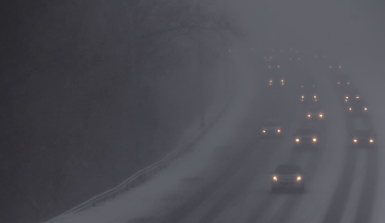 Si estás conduciendo y comienzas a patinar, mantén la calma, suelta el acelerador y gira las ruedas en la dirección en la que desea que vaya la parte delantera del automóvil. Si tienes un sistema antibloqueo de frenos (ABS), aplica una presión constante al pedal de freno. Nunca bombees los frenos de un vehículo equipado con ABS.