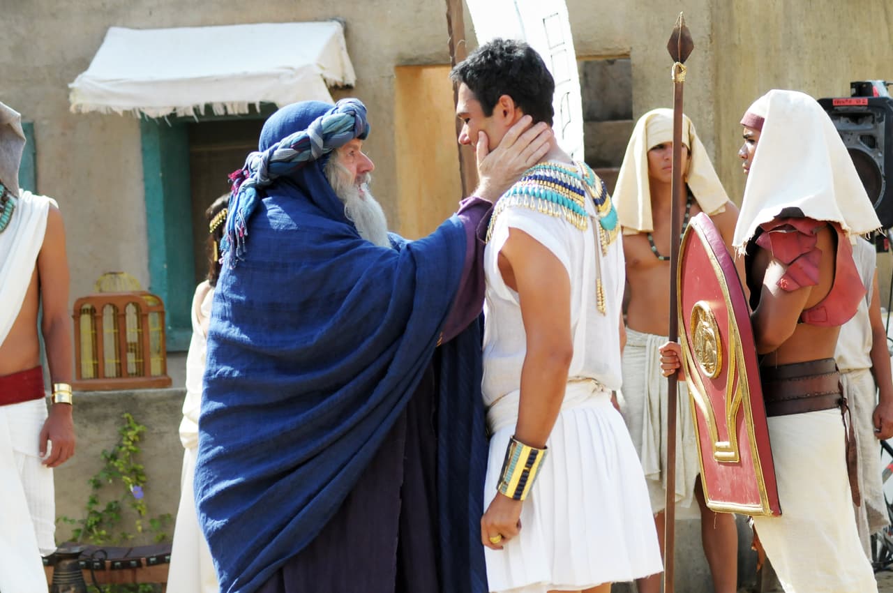 Al verlo a lo lejos, Jacob se apresuró a bajar de su carruaje para abrazarlo.