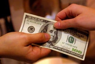 Tenga en cuenta el asesoramiento sobre la deuda y los esquemas de ajuste de la deuda que requieren tarifas iniciales antes de que se presten los servicios. Verifique con su regulador estatal para verificar una licencia (si es necesario) y sepa qué tarifas, si las hay, se pueden cobrar por adelantado antes de que se brinden los servicios. Los servicios de ajuste / liquidación de deudas generalmente incluyen un acuerdo con el consumidor para distribuir, supervisar, coordinar, negociar o controlar la distribución de dinero o evidencias del mismo entre uno o más de los acreedores del consumidor. Al utilizar estos servicios, los consumidores pueden renunciar a un gran control sobre sus finanzas; Es importante saber con quién está trabajando cuando llega a un acuerdo.
<br>