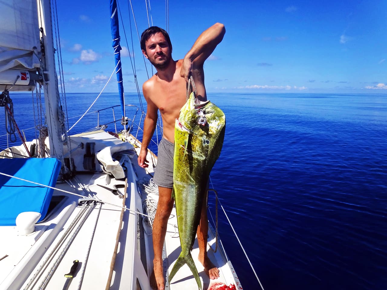 Después de 3 años de práctica, los dos estaban listos para zarpar y aventurarse a navegar en el mar. Aquí vemos a Matt con un pescado Mahi Mahi que pesco en Hawai.