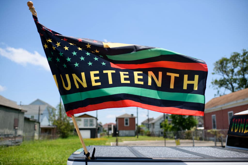 Las festividades de Juneteenth han cambiado con los años, pero tienen sus raíces en las comidas al aire libre y las barbacoas. En los inicios de esta festividad, celebrada como el verdadero Día de la Independencia de los negros estadounidenses, los espacios al aire libre permitían grandes y estridentes reuniones entre familias de antiguos esclavos, muchos de los cuales habían sido separados. Las reuniones eran especialmente revolucionarias porque estaban libres de medidas restrictivas, conocidas como "Códigos Negros", aplicadas en los estados confederados, que controlaban si los esclavos liberados podían votar, comprar propiedades, reunirse para el culto y otros aspectos de la vida cotidiana.