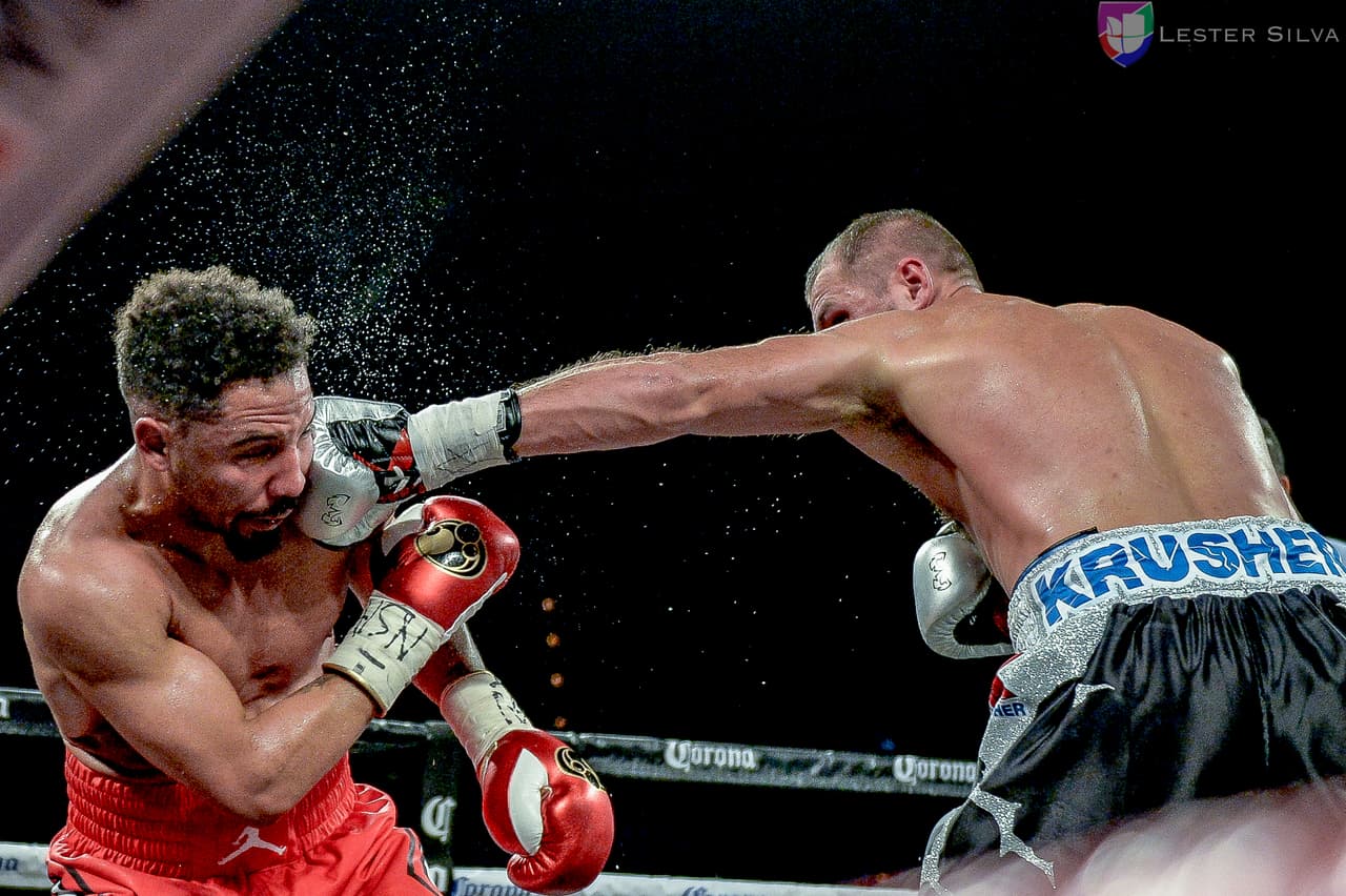 El estadounidense noqueó al ruso en el octavo asaltó y dio muestra de su gran poderío, reteniendo así los cetros de la AMB, OMB y FIB.