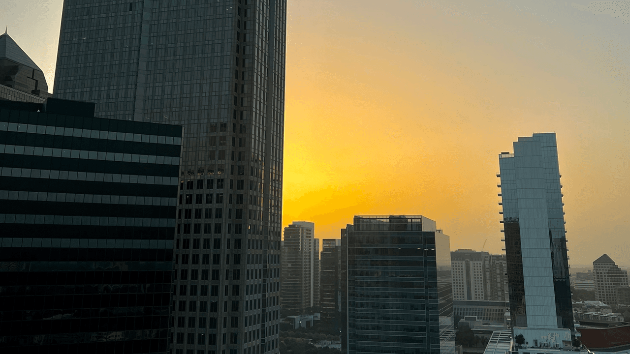 Durante algunos minutos, este atardecer también trajo un efecto anaranjado sobre el cielo del Metroplex.
<br>
<br>📍 Dallas, Texas