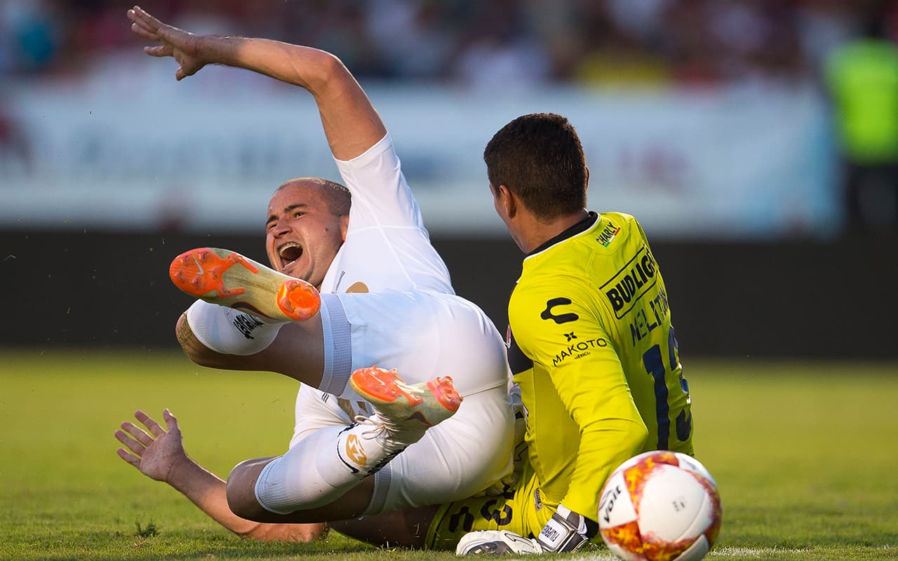 El delantero de Pumas, Carlos González (izquierda), cae en el área de Veracruz en la acción sancionada como penalti al minuto 45.