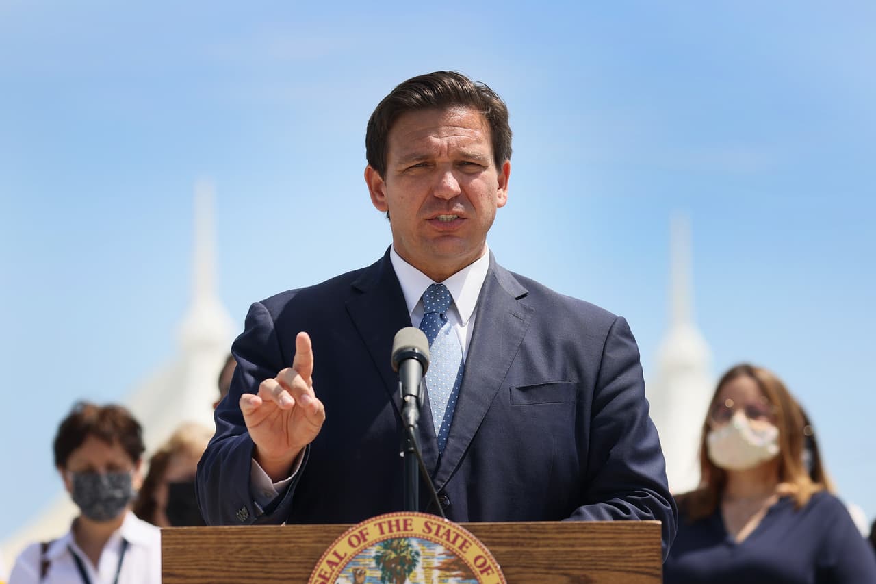 El gobernador Ron DeSantis informó que las compañías de cruceros no están excluidas de la ley de Florida que prohíbe que las empresas privadas y entidades públicas exijan los llamados pasaportes o certificados de vacunación contra el coronavirus, en el estado.
<br>