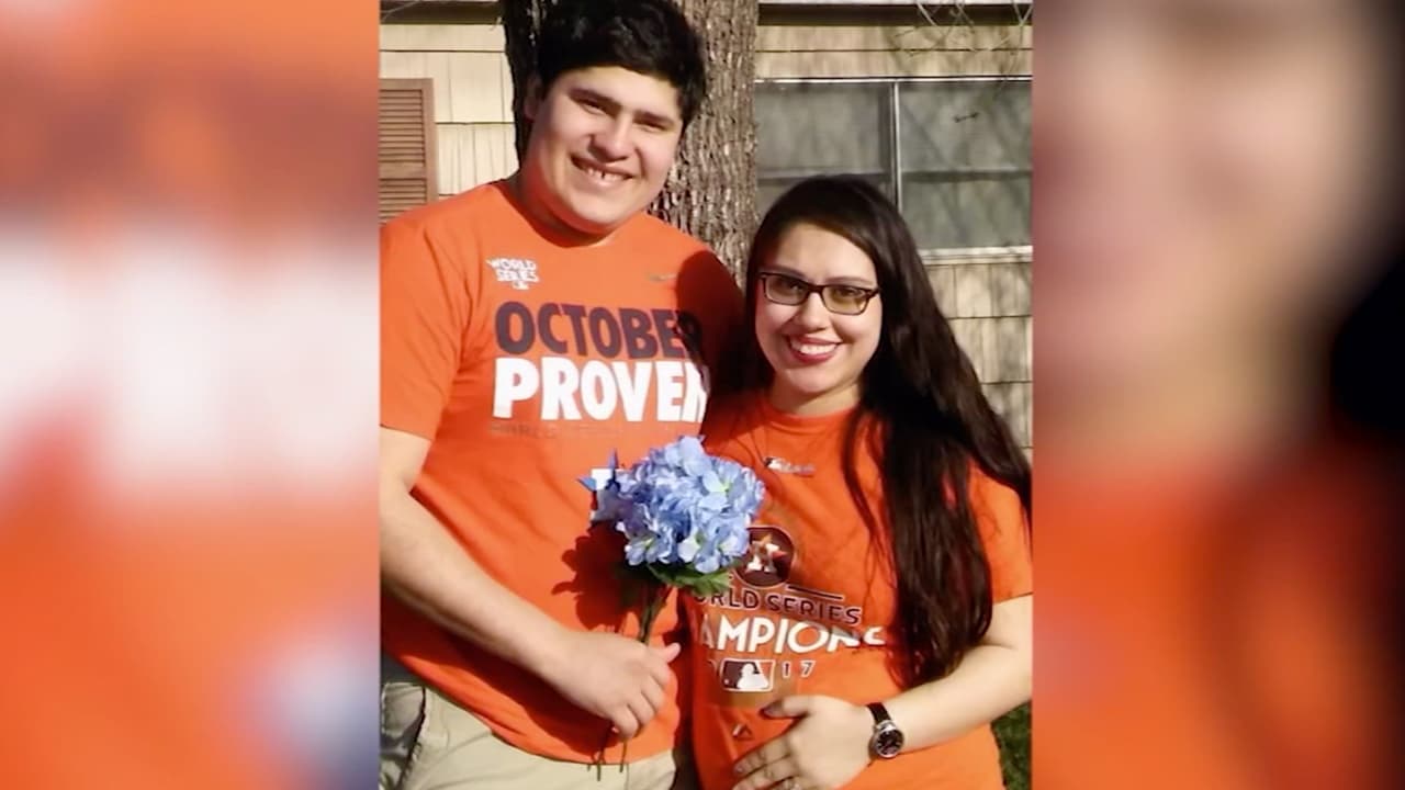 La pareja creció en
<b><a href="https://www.pasadenatx.gov/" target="_blank">Pasadena, Texas</a></b>, una ciudad ubicada en el suroeste de
<b><a href="https://www.univision.com/temas/houston">Houston</a></b>, y comenzaron una relación cuando estaban en la escuela, en noveno grado. Desde entonces estuvieron juntos y comenzaron una familia.