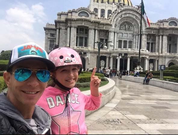 La última aventura de Nina fue aprender a andar en bici con ayuda de su papito.