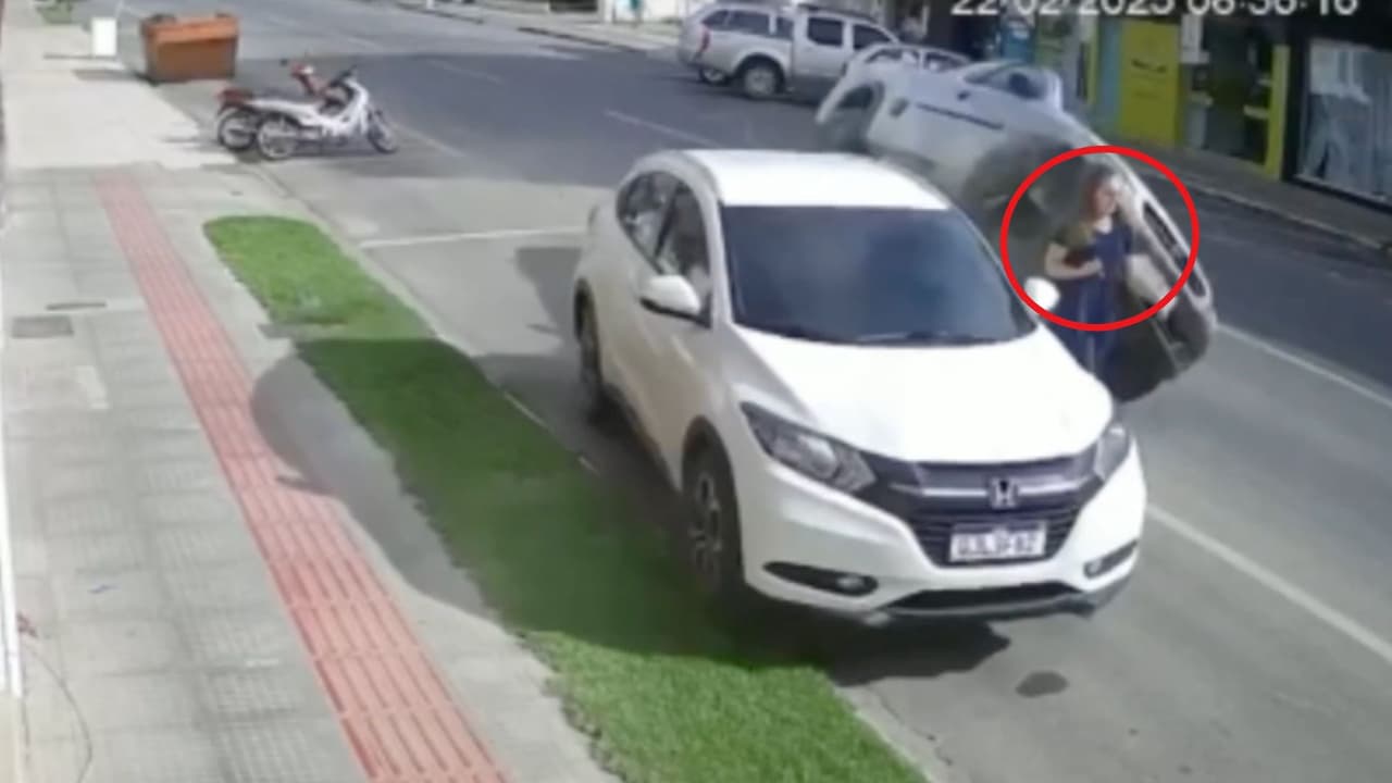 Mujer se salva por poco de ser arrollada por un auto fuera de control y todo queda en video
