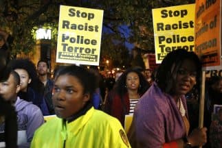 Inconformes prometen que habrá más protestas en Ferguson si no procesan al oficial que mató a Michael Brown.