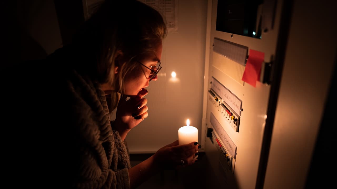 Cortes de energía dejan sin luz a cientos en Brooklyn y Nueva York por el tiempo invernal.