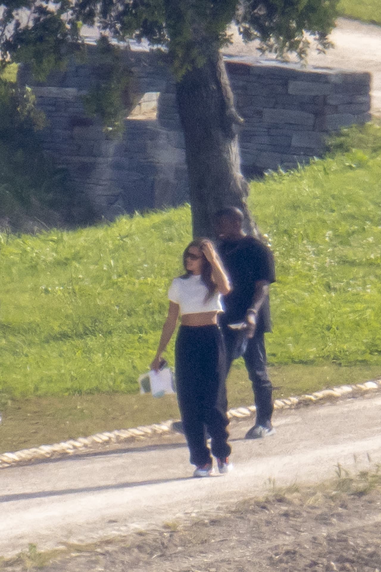 Este es el primer supuesto nuevo romance que se le conoce al rapero desde que 
<b><a href="https://www.univision.com/famosos/salon-de-juegos-o-un-mini-disney-kim-kardashian-presume-donde-como-y-con-que-se-divierten-sus-4-hijos-video" target="_blank">la madre de sus cuatro hijos</a></b> solicitó el divorcio en febrero pasado, sin embargo, ni él ni la modelo lo han confirmado. 
<br>