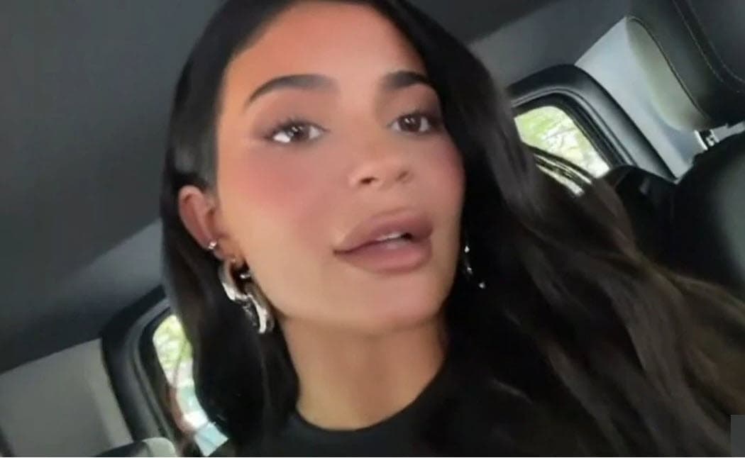 En esa ocasión, 
<b>su boca también resaltó</b> gracias a un delineador grueso y un lápiz labial malva oscuro.
<br>