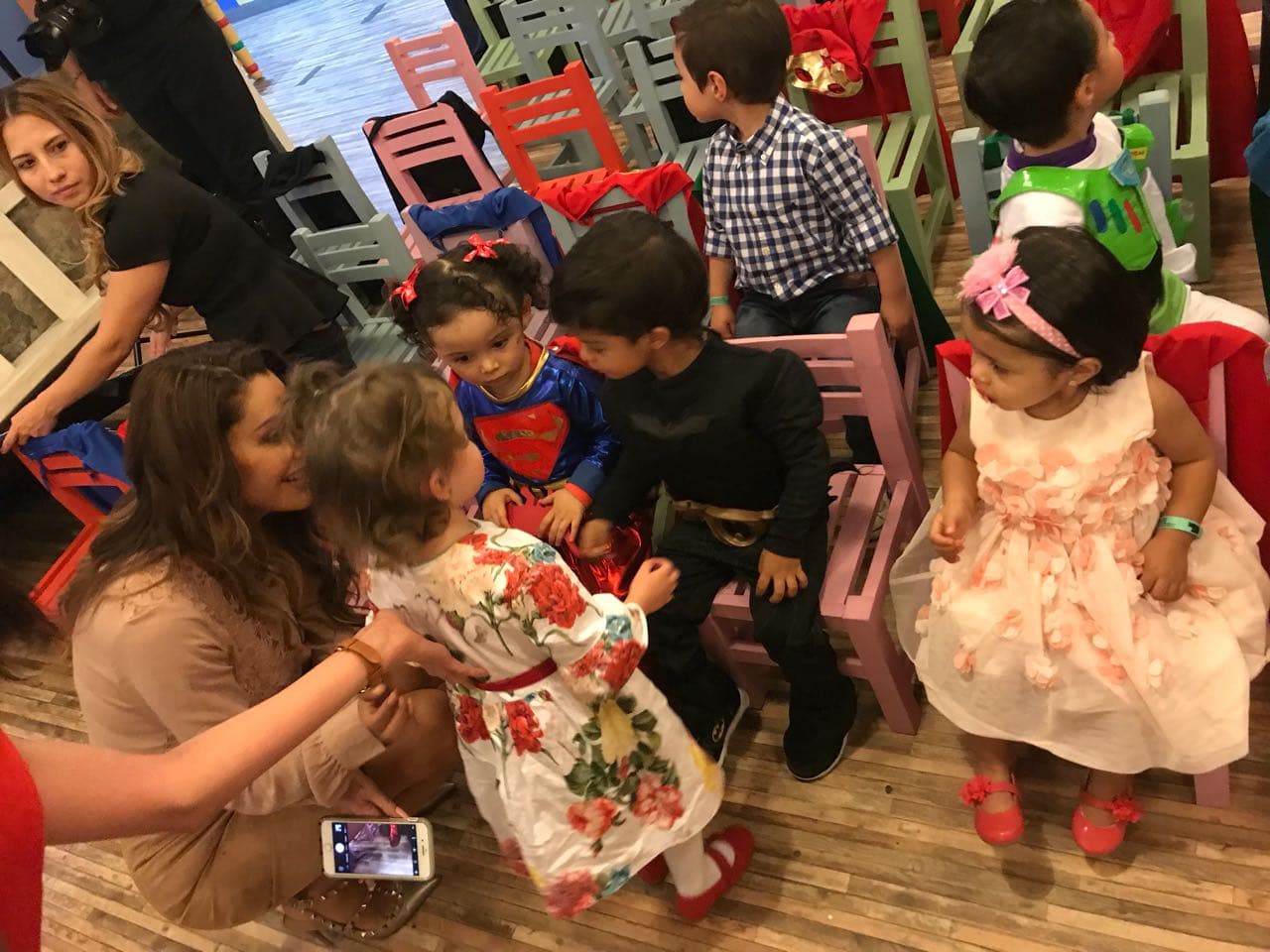 No cabe duda que Emmanuel es todo un galancito, pues el pequeño se la pasó rodeado de niñas.