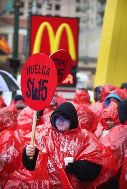 Parte de la huelga mundial de trabajadores comida rápida, trabajadores protestaron afuera del Rock n Roll McDonalds de Chicago.       