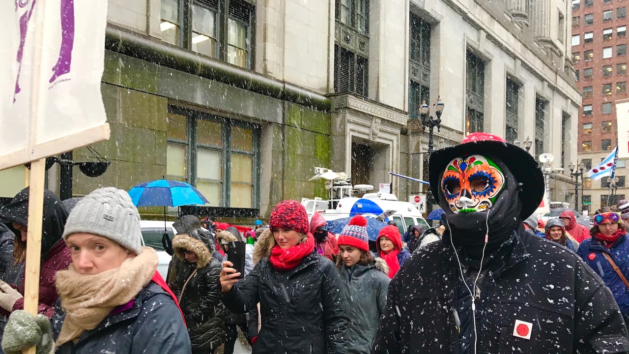 En medio de nieve y frío gritaron consignas. Esto sucedió antes de que se llegara a un acuerdo y terminara la huelga de los docentes.