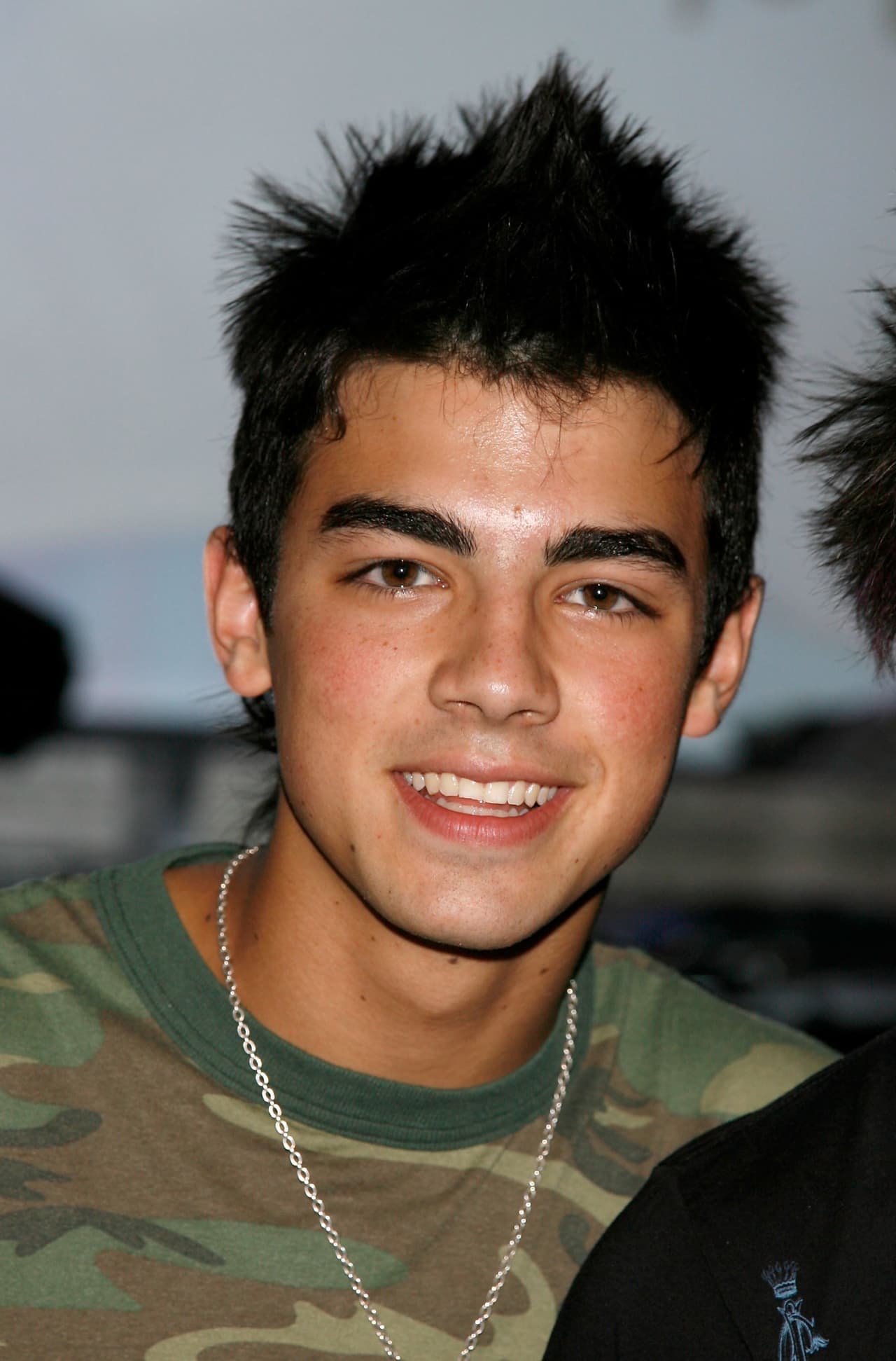 Ese mismo año, ya con los Jonas Brothers, Joe lanzó su primer sencillo oficial, 'Mandy'.