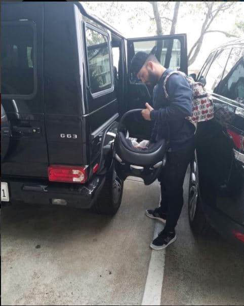 Otra figura importante es 
<b>José Altuve</b>, segunda base de los 
<b>Astros de Houston</b>. A diferencia de otros jugadores que muestran sus autos, él es un poco más reservado. Ahora que se ha convertido en papá nos queda claro que los gustos de Altuve se orientan a la familia, pero sin descuidar la potencia extrema. En esta imagen, José desciende con su bebé de una todoterreno Mercedes-Benz G63. ¡Qué buen gusto!