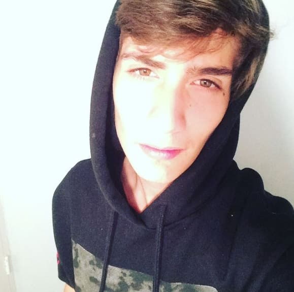 En el 2015, cuando tenía 16, entró a su primera clínica de rehabilitación, en donde estuvo anexado 3 meses y al salir solamente duró sobrio un mes.