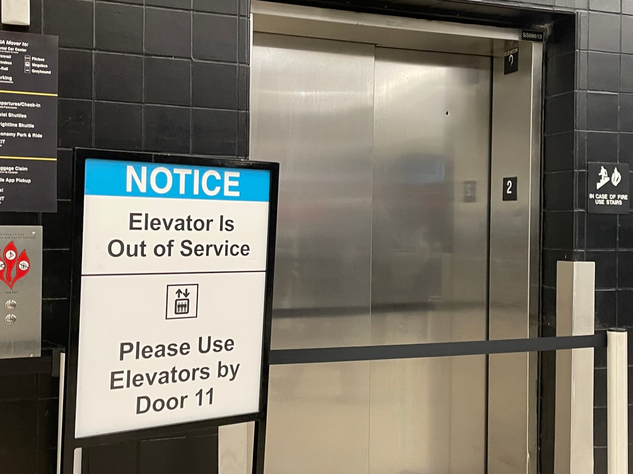 Varios elevadores, que son necesarios para que los pasajeros puedan trasladar sus maletas sin inconvenientes, están en reparación.