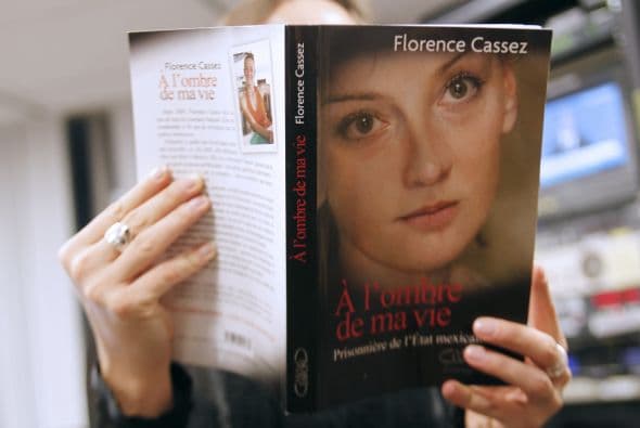 Cassez publicó el libro "A la sombra de mi vida", donde pone de manifiesto los abusos que vivió y las sensaciones que éstos le produjeron.