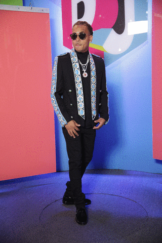 Ozuna atrajo los reflectores con sutiles movimientos a su paso por la alfombra.