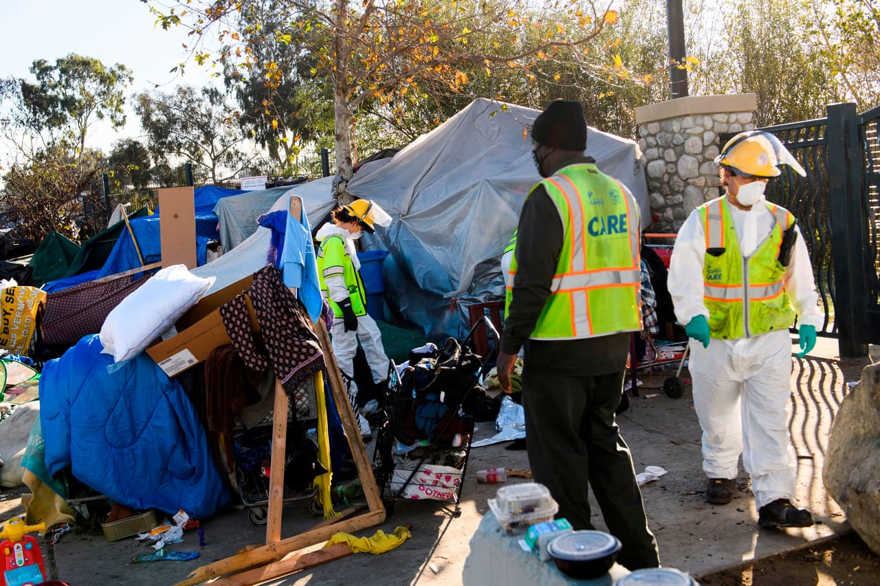 Del total de 580,466 de personas sin vivienda, las minorías raciales continúan siendo mayoría entre los desamparados. Los
<a href="https://www.univision.com/temas/afroestadounidenses">afroestadounidenses</a> representan el 39% del total, a pesar de que suponen el 12% de la población estadounidense. Con relación al informe del año anterior la cifra muestra una subida de 9 puntos porcentuales. En segundo puesto figuran los
<a href="https://www.univision.com/temas/hispanos">latinos</a>, que constituyen el 23 % entre los sin techo, un aumento del 5% respecto al reporte anterior.
