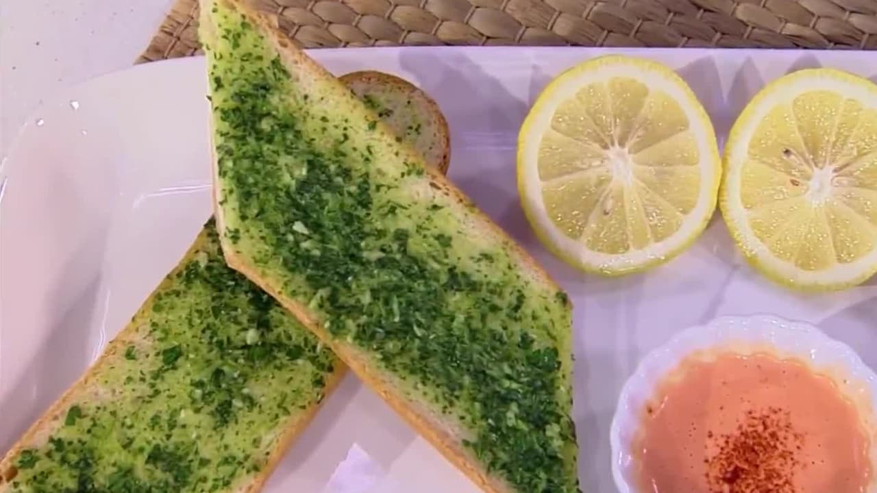 El mejor compañero de tus platillos hecho con lo que tienes en casa: Pan de Ajo al estilo de Natalia Jiménez
